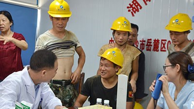 健康义诊进工地关爱行动暖人心——宁儿开展农民工健康义诊活动