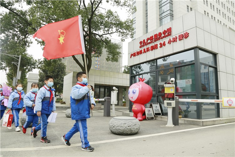 大手牵小手 学身边榜样——全国劳动模范、中国好人刘习明把雷锋精神的种子撒进孩子们的心田