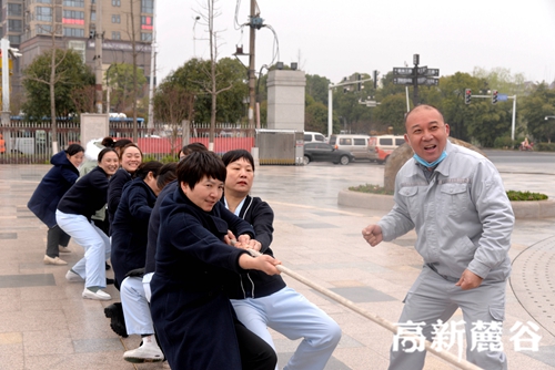 阳春三月新绽放  细雨拨河庆“三八”